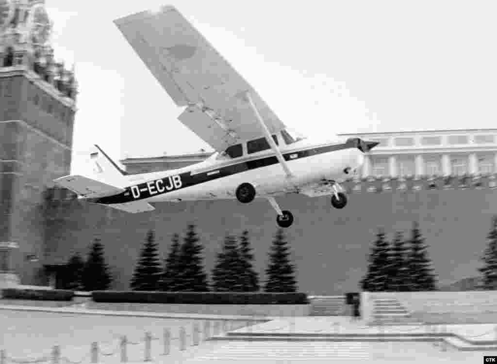 Май 1987 года. Известный своими странностями немецкий юноша по имени Матиас Руст совершает невероятный полет на взятом напрокат легкомоторном самолете «Сессна». Он поднимается в воздух в Хельсинки и летит в сторону советской границы. Удивительным образом оставшись незамеченным советскими истребителями и радарами ПВО, Руст долетает до Москвы и садится недалеко от Кремля, надеясь встретиться с Горбачевым и поговорить с ним о мире во всем мире. Советский лидер использует унижение, которое принес верхушке Вооруженных сил СССР полет Руста, для того чтобы избавиться от ряда консервативных генералов и политиков. 