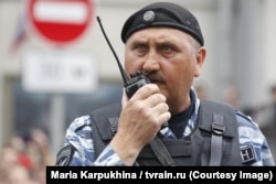Колишній командир спецпідрозділу «Беркут» Сергій Кусюк у формі ОМОНу на мітингу в Москві, 12 червня 2017 року