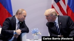 Арезидент Росії Володимир Путін розмовляє з президентом США Дональдом Трампом під час двосторонньої зустрічі на саміті G20 у Гамбурзі, Німеччина, 7 липня 2017 року