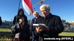 На пярэднім пляне - паэт Сяргей Законьнікаў і грамадзкая актывістка Ніна Багінская