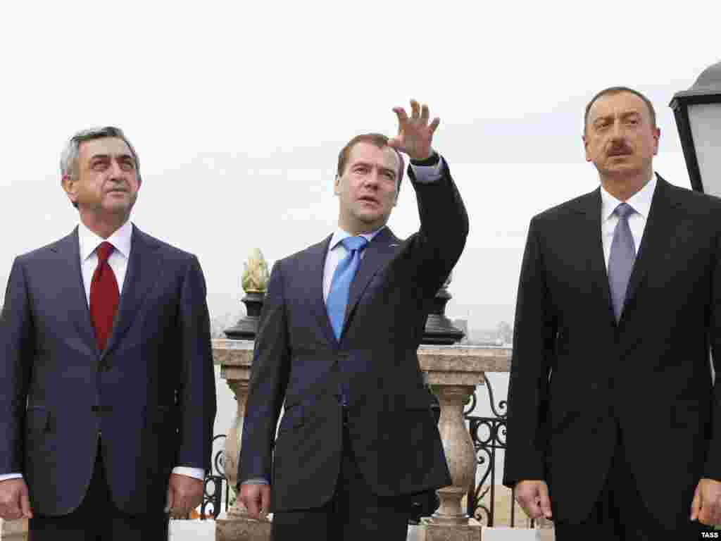 Ռուսաստան -- Հայաստանի, Ռուսաստանի եւ Ադրբեջանի նախագահների եռակողմ հանդիպումը Կազանում, 24-ը հունիսի, 2011թ. - Russia -- Trilateral meeting of Russian, Armenian and Azerbaijani presidents in Kazan, 24Jun2011
