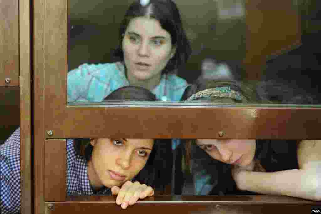 Članice benda u sudnici, Nadezhda: Nadezhda Tolokonnikova (lijevo), Yekaterina Samutsevich (gore) i Maria Alyokhina.