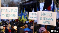 Плакати на підтримку руху до НАТО та проти зближення з Росією на акції «Червоні лінії для Зе». Київ, 8 грудня 2019 року
