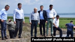 Petre Daea a condus ministerul Agriculturii între 2017 și 2019, dar investițiile în irigații au fost la doar 10% din suma prevăzută în programul de guvernare. PSD dă vina pe USR pentru lipsa irigațiilor și secetă. Imagine de arhivă cu ministrul Daea (centru).
