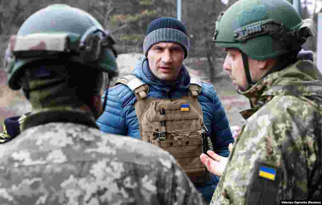 Кметът на Киев Витали Кличко на посещение в пропускателен пункт на Украинските сили за териториална отбрана в Киев, 6 март.