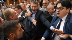 Incidenti u Skupštini Srbije, u delu BiH obeležava se Dan državnosti
