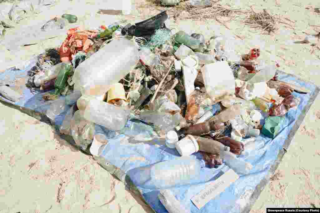 Gomila smeća koju je prikupila Greenpeaceova ekspedicija sredinom augusta. Prvog dana sakupili su 78 kilograma otpada duž dijela obale na jezeru Ladoga, od čega je većina plastika za jednokratnu upotrebu. 