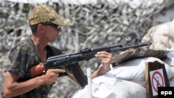 Украина -- Донецк шаарынан 25 чакырым аралыкта турган жикчилердин тосмосу. 23-июль, 2014