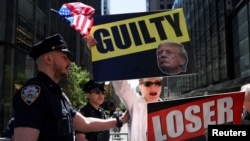 Oamenii au ieșit în stradă și au sărbătorit condamnarea lui Trump
