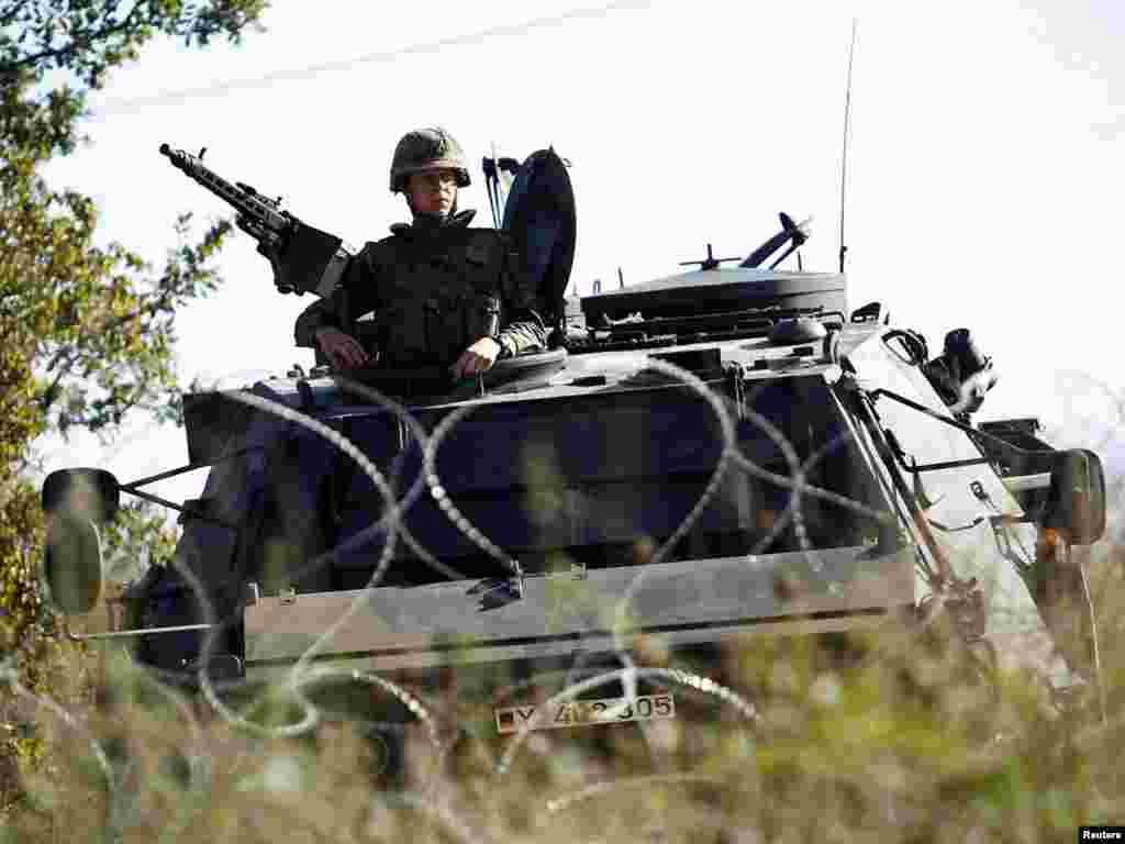 Njemački vojnici KFOR-a na graničnom prelazu Jarinje, 28.09.2011. Foto: Reuters / Marko Đurica