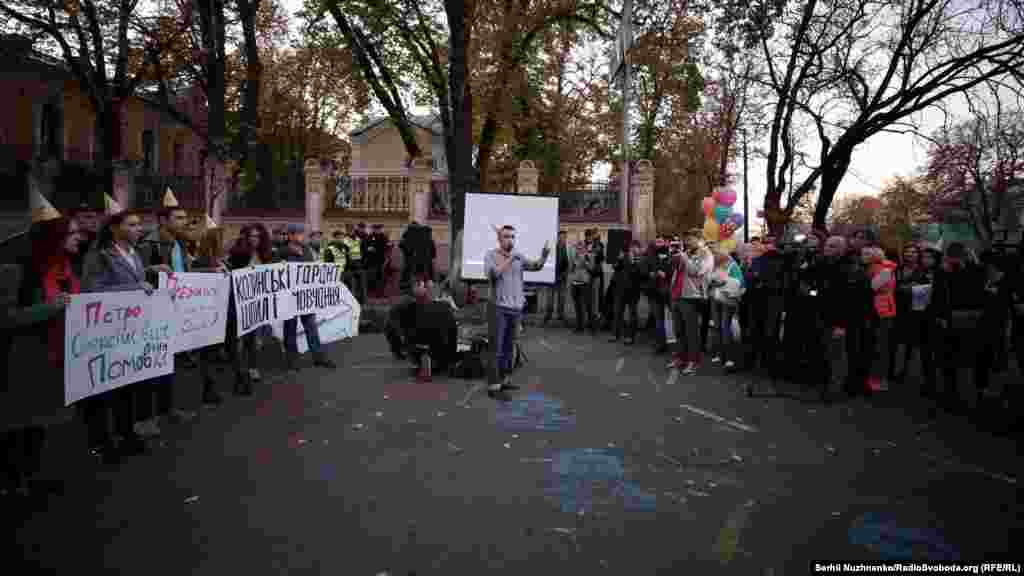 Активісти принесли плакати із написами: «Головнокомандувач. Головнозамовчувач», «Президенте, а що ви винні Семочко?», «Води в рот набрав?»
