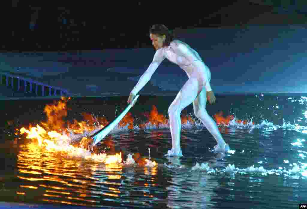 Australijska atletičarka Cathy Freeman u Sidneju je upalila olimpijski plamen, septembar 2000.