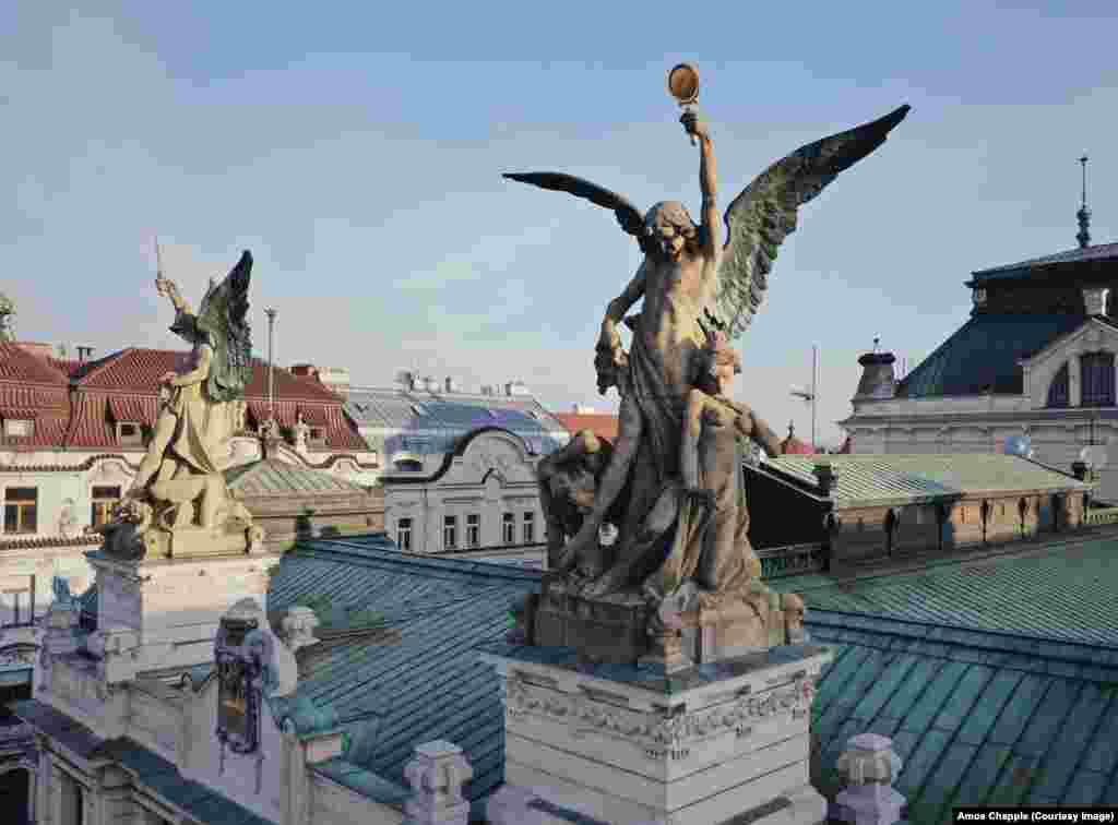 Figure iznad Pozorišta Vinohradi, delo vajara Milana Havličeka (1873-1917). 