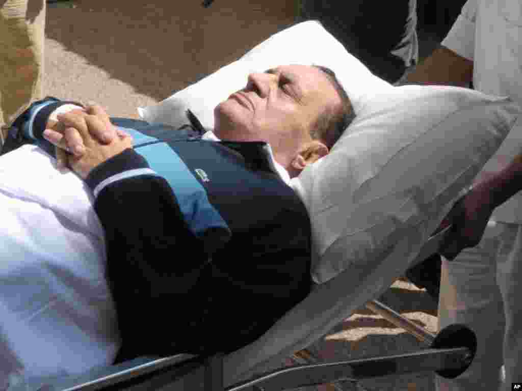 Mubarak məhkəməyə xəstəxana çarpayısında çıxarlır, dəmir barmaqlıq arxasında ifadə verir. 7 sentyabr 2011