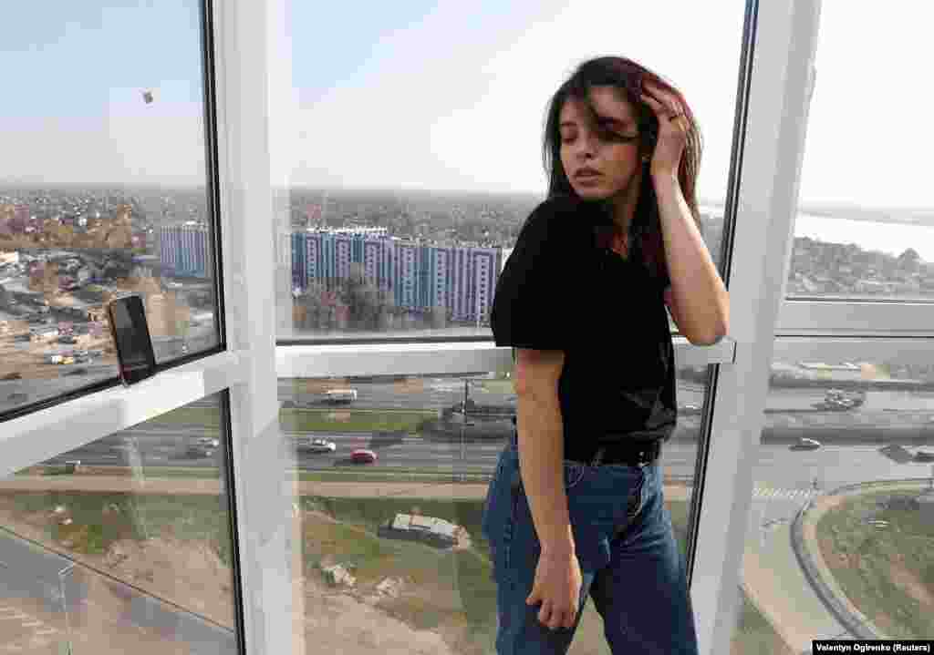 Igračica Alina Kobiliak (Kobyliak) pozira ispred mobilnog telefona ukrajinske fotografkinje Kate Kondratieve, u okviru foto sesije tokom karantina zbog pandemije korona virusa, u Kijevu, 7. aprila 2020. godine. 