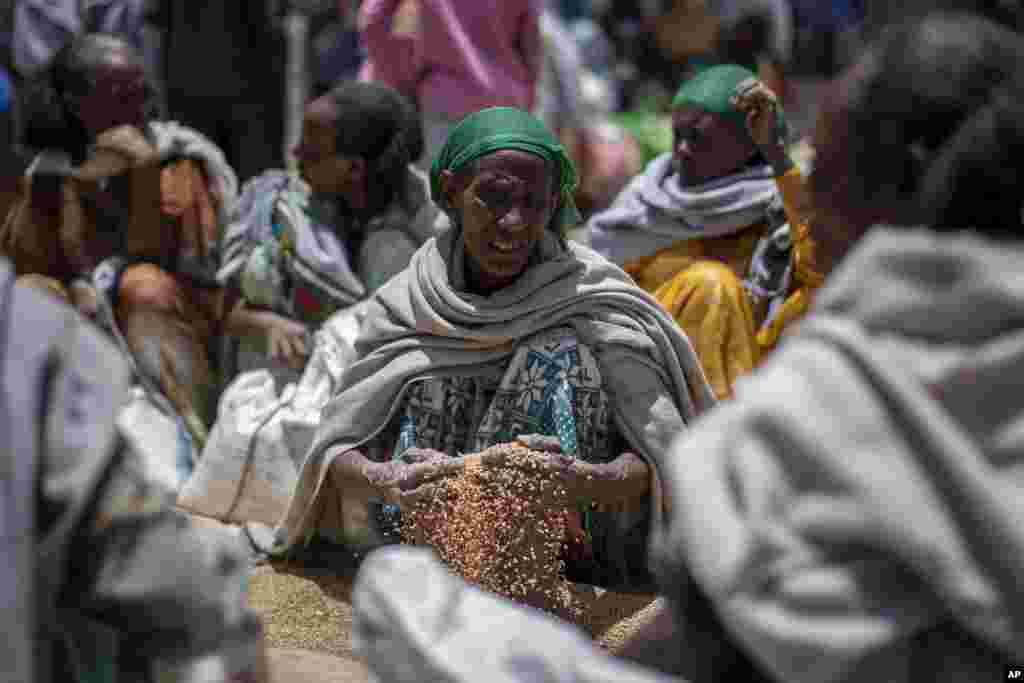 O femeie primește grâul distribuit în Agula, regiunea Tigray din nordul Etiopiei. (8 mai 2021)