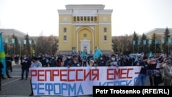 Люди на митинге в центре Алматы. 31 октября 2020 года.