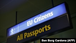 România nu face parte din Schengen, spațiul de liberă circulație al UE, deși este membră a Uniunii de 14 ani. 