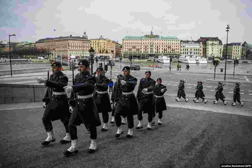 Солдаты Королевской гвардии патрулируют территорию у дворца в Стокгольме. 25 марта. Эти фотографии показывают отличающуюся от других европейских столиц картину — страны Старого Света изолируют население, массово закрывают предприятия в ответ на вспышку коронавируса.