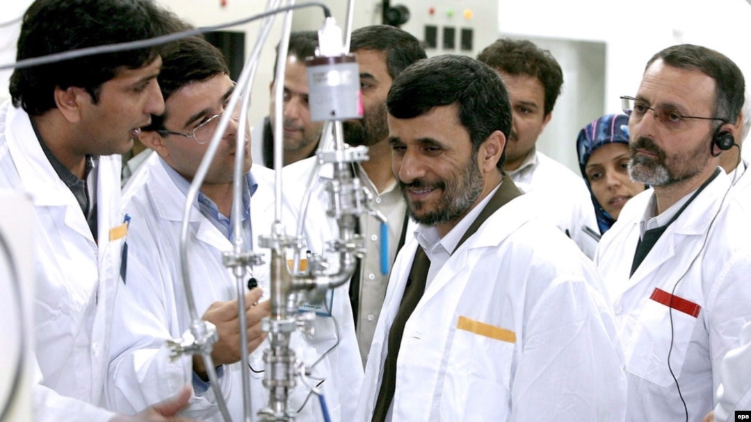 Iranian President Mahmud Ahmadinejad (center) inspects the Natanz enrichment plant in March 2007.