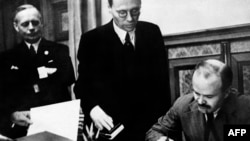 Potpisivanje pakta Ribentrop-Molotov, kojim je podeljena Poljska.