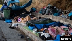 Otkako je kamp Morija uništio prošle nedelje u požarima, više od 12.000 ljudi spavalo je pored puta