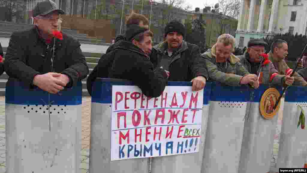 Озверело кидаются на журналистов вот такие «простые» митингующие, приходящие ежедневно на площадь работать.