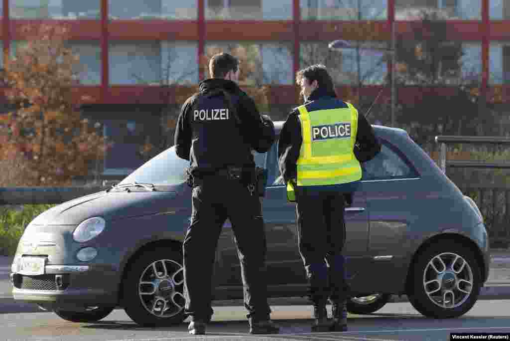 Francuski i njemački policajci provode pojačane kontrole na granici u Briselu, 16. novembar 2015. 
