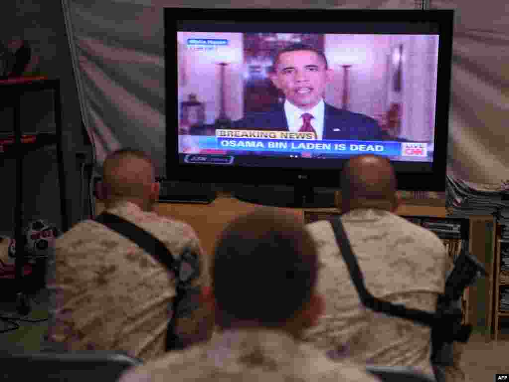 Američki marinci slušaju obraćanje predsjednika Obame naciji, povodom smrti Bina Ladana, Camp Dwyer, Afganistan, 02.05.2011.