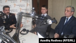 AzadlıqRadiosunun Bakı Bürosunda studiyada İsgəndər Həmidov (sağda), Fariz Namazlı (ortada) və Kamran Əliyev (solda)
