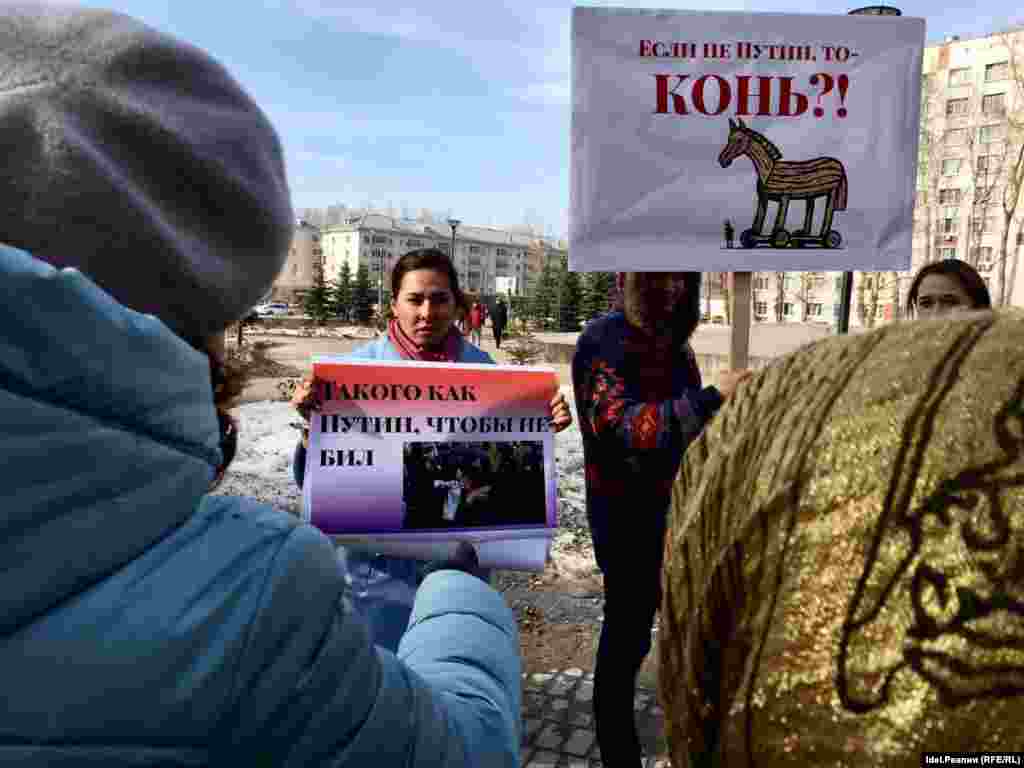 "Если не Путин, то конь?": в Казани прошел арт-пикет "Открытой России"