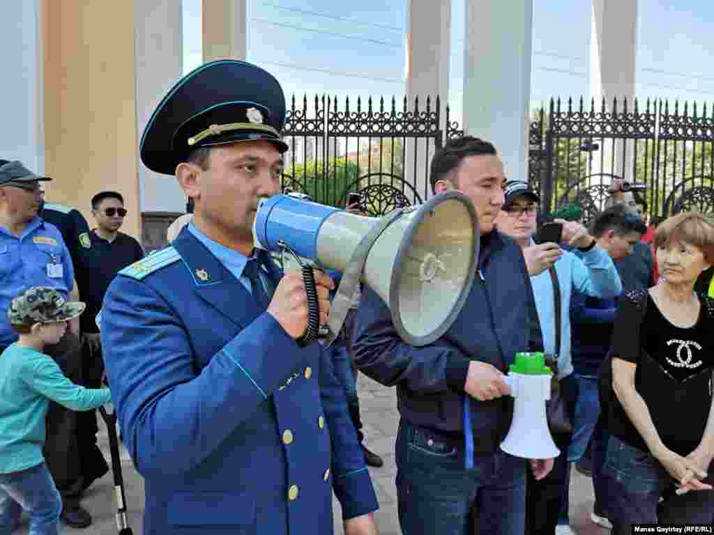 Прокурор предупреждает протестующих об ответственности и просит разойтись. Алматы, 1 мая 2019 года. 