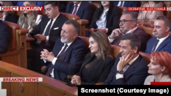 Mihaela Neagu, între liderii PSD Paul Stănescu (stânga) și Sorin Grindeanu (dreapta). În colțul fotografiei: Lia Olguța Vasilescu, primărița Craiovei.