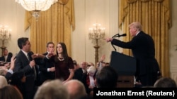 Журналіст CNN Джим Акоста, співробітниця Білого дому і президент США Дональд Трамп, 7 листопада 2018 року