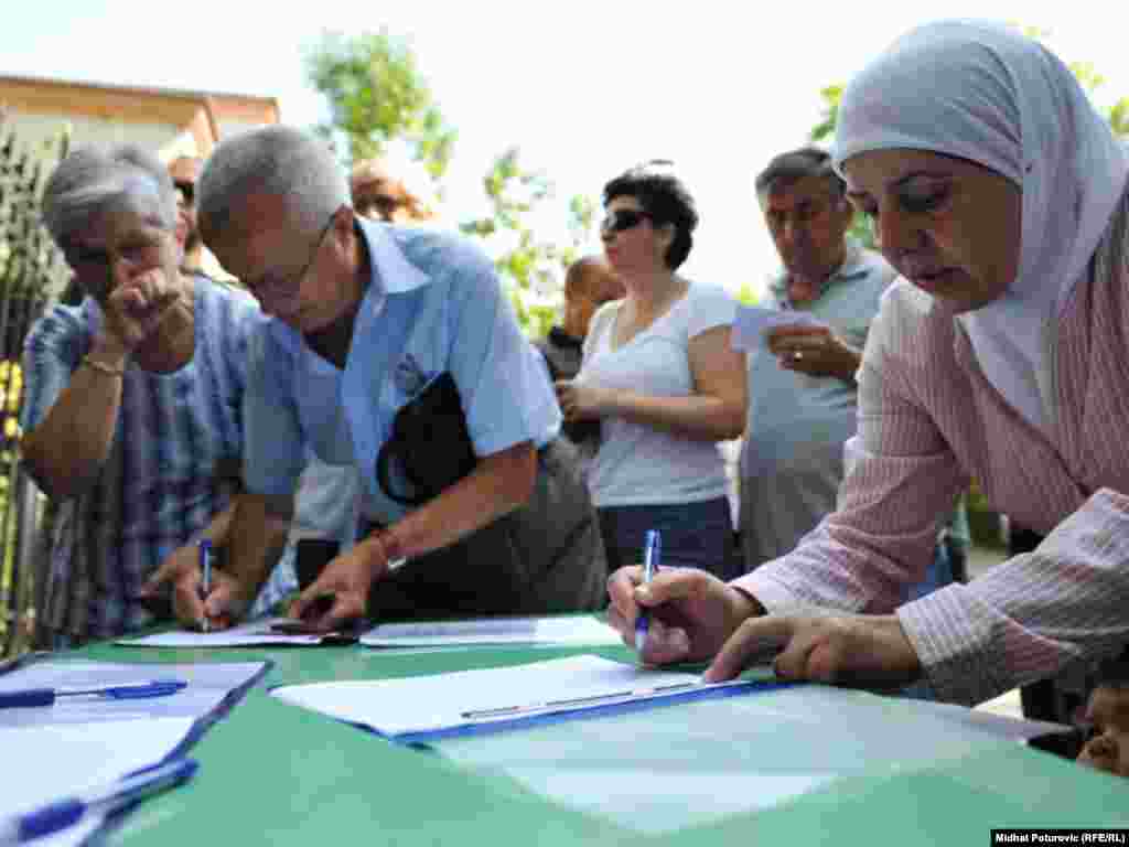 Građani BiH potpisuju peticiju ispred ambasade Austrije u Sarajevu, tražeći oslobađanje Divjaka, 13.07.2011. Foto: RSE / Midhat Poturović