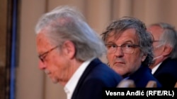 Reditelj Emir Kusturica (u sredini) sa austrijskim piscem Peterom Handkeom (lijevo) tokom svečanosti u Beogradu, kada je od predsednika Srbije Aleksandra Vučića, 9. maja 2021. godine, primio Orden Srbije.