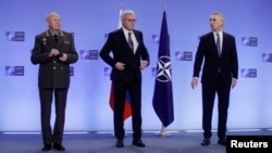 Російську делегацію очолювали заступник міністра закордонних справ Олександр Грушко (у центрі) та заступник міністра оборони Олександр Фомін (праворуч), разом із генеральним секретарем НАТО Єнсом Столтенберґом