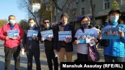 Активисты, собравшиеся в Алматы в поддержку политзаключенных. Октябрь 2020 года.