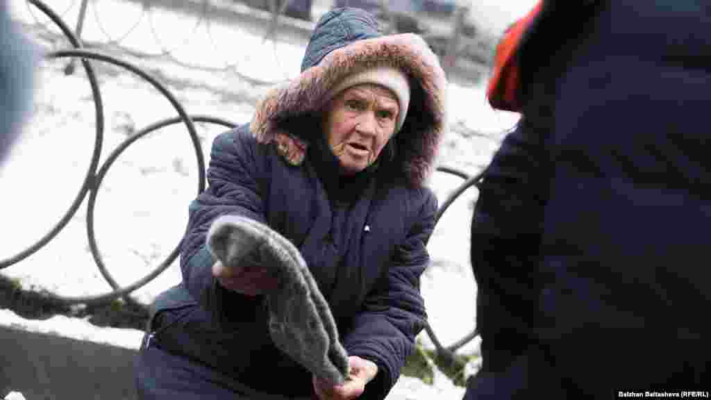"Пенсия моя – 38 тысяч тенге ($97), и этого недостаточно. Приходится выкручиваться. Торгую по несколько часов в день. Иногда продаю пару, две. А иногда вообще ничего не продаю", – рассказывает пенсионерка