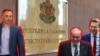 Колаж с депутатите Александър Ненков (ГЕРБ), Виктор Папазов ("Възраждане") и Станислав Анастасов (ДПС-Пеевски) (от ляво надясно) на фона на табелата на Конституционния съд.