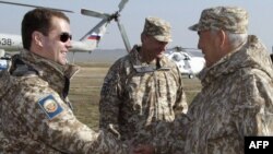 Дзьмітрый Мядзьведзеў і Нурсултан Назарбаеў на вайсковых вучэньнях.