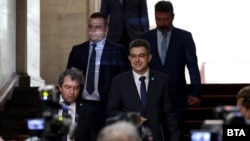 Пламен Николов (в средата), след като е получил мандата за съставяне на правителство в петък