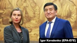 Федерика Могерини жана Сооронбай Жээнбеков. 