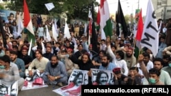 د پښتون ژغورنې غورځنګ او پښتونخوا ملي عوامي ګوند پلویان د علي وزیر په ګډون د ګرفتاره کسانو د خوشې کولو لپاره احتجاج کوي - د ۲۰۲۱ز کال د نومبر ۱۴مې انځور.