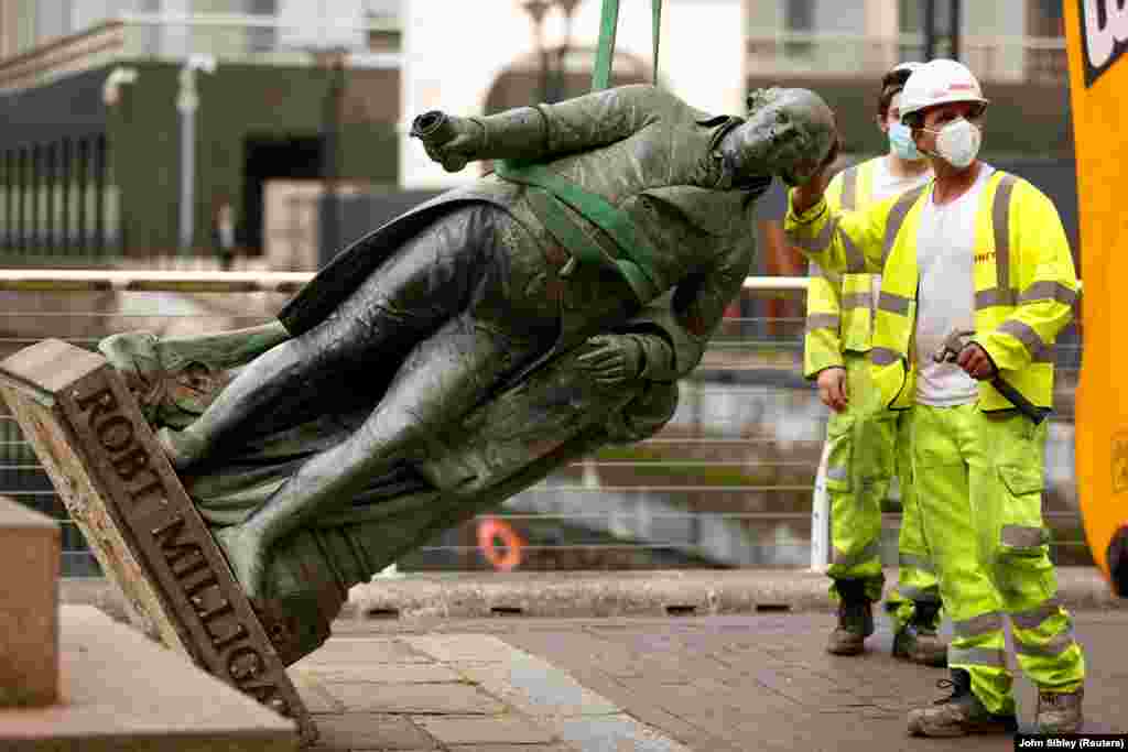 O statuie a lui Robert Milligan, un celebru negustor și proprietar de sclavi, este înlăturată de pe soclul amplasat în curtea Muzeului Docklands din Londra, lângă Canary Wharf, iar primarul Londrei, Sadiq Khan, a anunțat o revizuire a tuturor statuilor și numelor de străzi ale orașului, spunând că cele care au legături cu sclavia „ar trebui eliminate”.