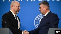 Ukrainian Prime Minister Denys Shmyhal (left) and Romanian Prime Minister Ion-Marcel Ciolacu in Bucharest on August 18.