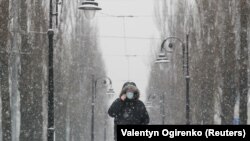 Адистер илдетти жуктуруп албоо үчүн эл көп чогулган жерлерде беткап кийүүнү кеңеш беришет. 