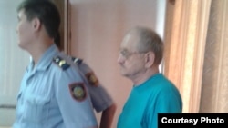 Подсудимый правозащитник и журналист Александр Харламов (справа) в зале суда. Восточно-Казахстанская область, 2 августа 2013 года.