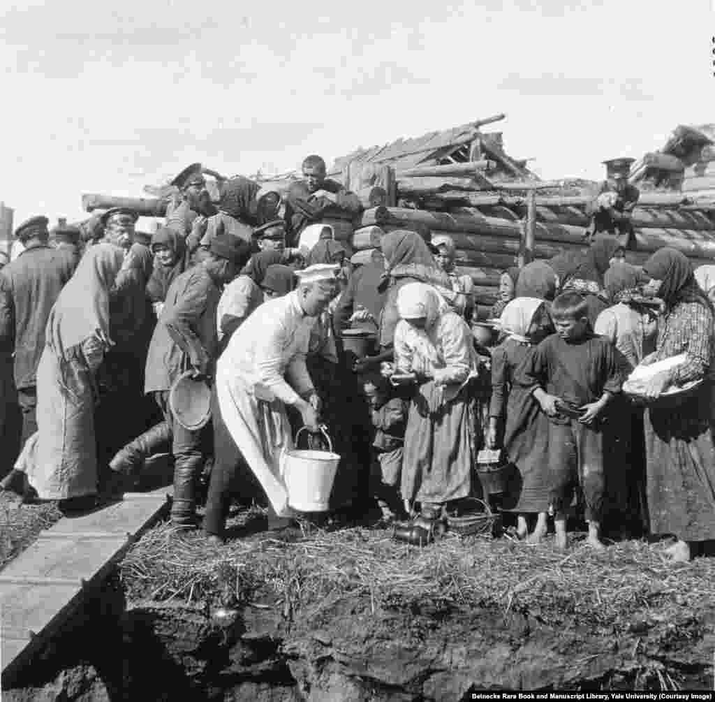 Деревенские жители, попавшие в объектив фотографа, во время поездки царя и его семьи. Это фото в альбоме царской семьи – одно из немногочисленных, запечатлевших обычных людей.