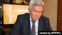 Kyrgyzstan – Feliks Kulov, former Kyrgyz prime minister and leader of opposition Ar Namys (Dignity) Party, answers questions during the online conference. Bishkek studio of Azattyk ünalgysy. 09-Mar-2011 
